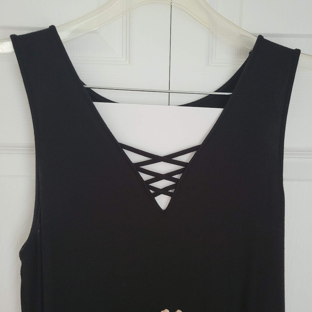 BLACK CRISS CROSS SLEEVELESS TANK, WOMEN'S SIZE M